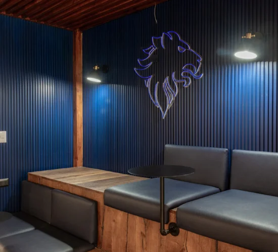 Espacio corporativo diseñado como showroom de marca, utilizando color, materialidad y elementos gráficos para comunicar identidad, productos y valores a través de una experiencia inmersiva.