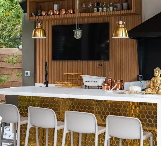 Living, comedor y habitación contemporáneo con mural botánico panorámico, mobiliario en tonos grises, acentos verdes y dorados, y elementos decorativos inspirados en la naturaleza que aportan calidez y personalidad al espacio.
