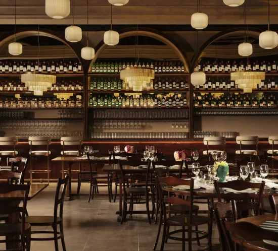 Espacio gastronómico inspirado en la tradición italiana, con materiales cálidos, detalles artesanales y una atmósfera envolvente que combina cultura, memoria y experiencia culinaria.